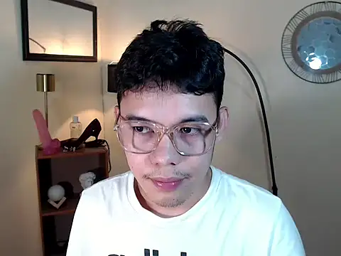 Snapshot of keirflorianxx chatting on 10/18/25, 02:03 keirflorianxx online show from 10/18/25, 02:03