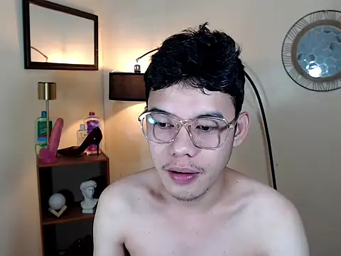 Snapshot of keirflorianxx chatting on 10/20/25, 10:10 keirflorianxx online show from 10/20/25, 10:10