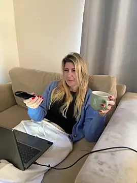 Snapshot of DesireDaisy chatting on 09/22/25, 09:00 DesireDaisy online show from 09/22/25, 09:00