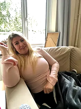 Snapshot of DesireDaisy chatting on 09/27/25, 11:04 DesireDaisy online show from 09/27/25, 11:04