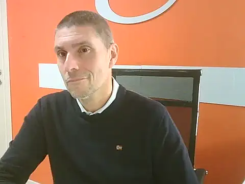 Snapshot of max79ve31 chatting on 11/18/25, 02:32 max79ve31 online show from 11/18/25, 02:32