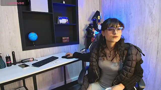 Snapshot of LilyRouset chatting on 10/20/25, 03:01 LilyRouset online show from 10/20/25, 03:01