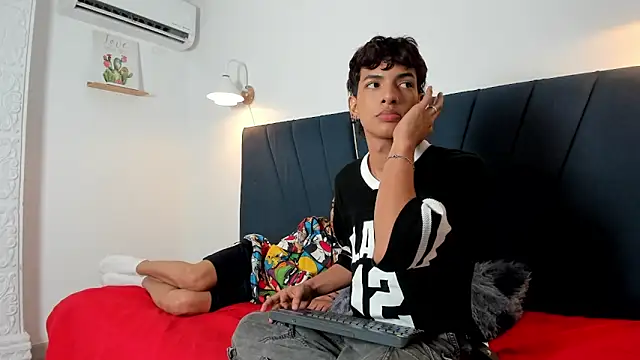 Snapshot of maicol_cum23 chatting on 12/17/25, 04:51 maicol cum23 online show from 12/17/25, 04:51