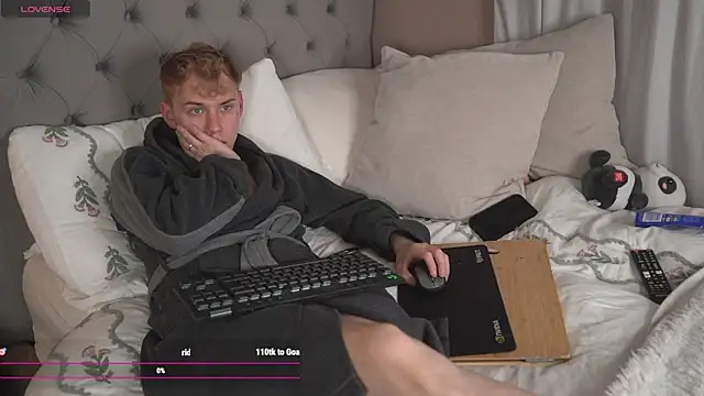 Snapshot of scottishtwink01 chatting on 06/12/26, 10:08 scottishtwink01 online show from 06/12/26, 10:08
