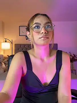 Snapshot of OxanaFedorova1- chatting on 04/11/26, 08:35 OxanaFedorova1- online show from 04/11/26, 08:35