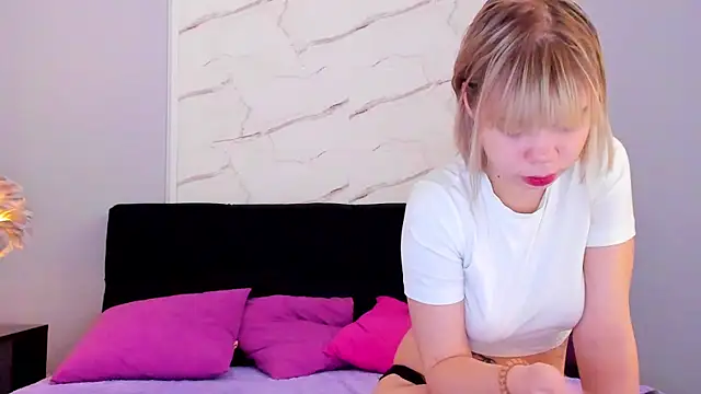 Snapshot of KittyGolden chatting on 09/19/25, 03:30 KittyGolden online show from 09/19/25, 03:30