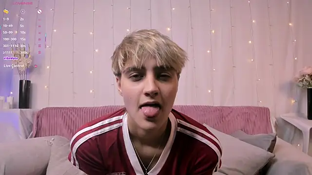 Snapshot of Astrellia chatting on 10/10/25, 07:24 Astrellia online show from 10/10/25, 07:24