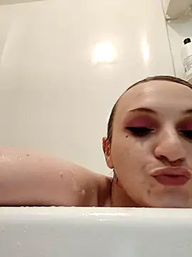 Snapshot of LuvTune chatting on 09/12/25, 01:06 LuvTune online show from 09/12/25, 01:06