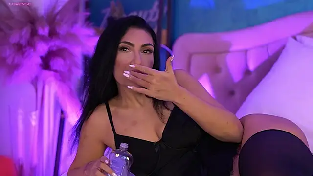 Snapshot of Bella_Jonnes chatting on 12/20/25, 08:27 Bella Jonnes online show from 12/20/25, 08:27