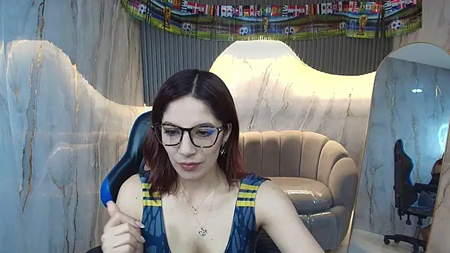 Snapshot of nadia_r_ chatting on 06/17/26, 07:37 nadia r online show from 06/17/26, 07:37
