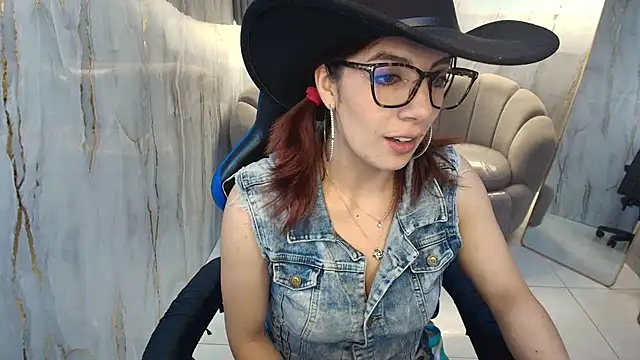 Snapshot of nadia_r_ chatting on 07/04/26, 07:42 nadia r online show from 07/04/26, 07:42
