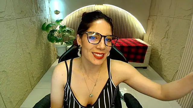 Snapshot of nadia_r_ chatting on 07/16/26, 08:04 nadia r online show from 07/16/26, 08:04