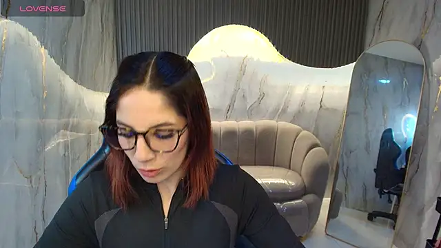 Snapshot of nadia_r_ chatting on 07/31/26, 07:46 nadia r online show from 07/31/26, 07:46