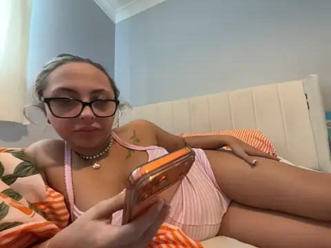 Snapshot of petitelucyXoxx chatting on 05/07/26, 09:14 petitelucyXoxx online show from 05/07/26, 09:14