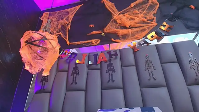 kissme luna online show from 10/31/25, 07:04