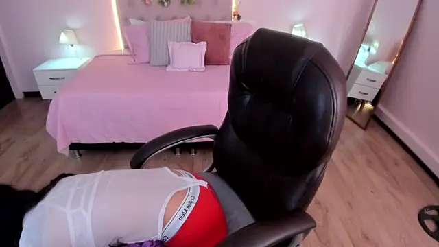 Mariam Lopez   online show from 04/28/26, 03:22