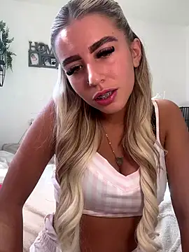 Snapshot of BlondeBetty chatting on 09/22/25, 11:45 BlondeBetty online show from 09/22/25, 11:45