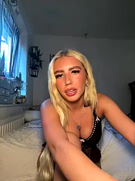 Snapshot of BlondeBetty chatting on 09/29/25, 04:56 BlondeBetty online show from 09/29/25, 04:56