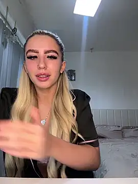 Snapshot of BlondeBetty chatting on 03/09/26, 12:20 BlondeBetty online show from 03/09/26, 12:20