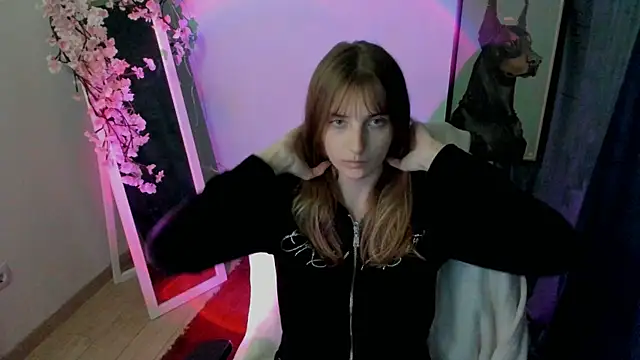 Snapshot of NeyliDream chatting on 12/19/25, 01:18 NeyliDream online show from 12/19/25, 01:18