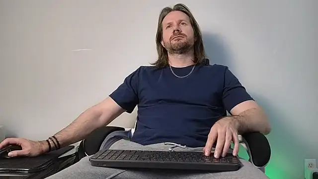 Snapshot of AlbinoAdonis chatting on 12/19/25, 08:16 AlbinoAdonis online show from 12/19/25, 08:16