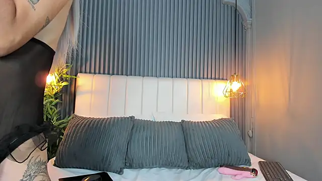 Snapshot of LunaBloomn chatting on 10/08/25, 05:54 LunaBloomn online show from 10/08/25, 05:54