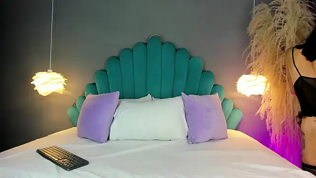 Snapshot of LunaBloomn chatting on 10/24/25, 05:09 LunaBloomn online show from 10/24/25, 05:09