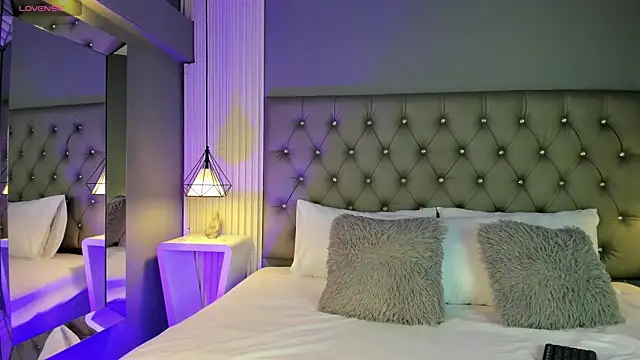 Snapshot of LunaBloomn chatting on 10/28/25, 05:04 LunaBloomn online show from 10/28/25, 05:04