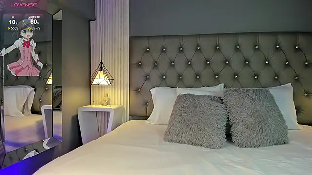 Snapshot of LunaBloomn chatting on 10/29/25, 05:04 LunaBloomn online show from 10/29/25, 05:04