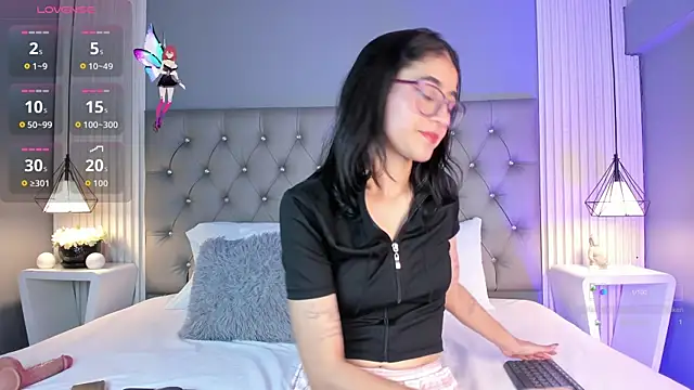 Snapshot of LunaBloomn chatting on 11/04/25, 05:23 LunaBloomn online show from 11/04/25, 05:23