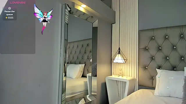 Snapshot of LunaBloomn chatting on 11/11/25, 05:02 LunaBloomn online show from 11/11/25, 05:02