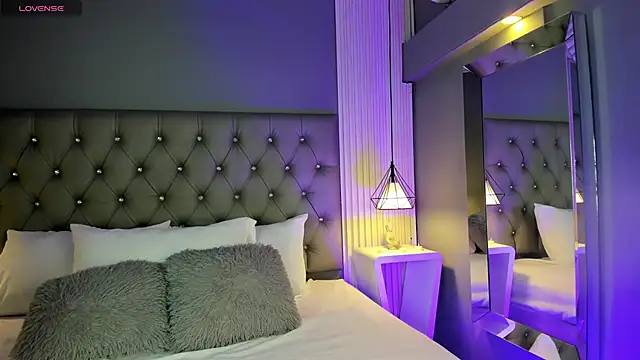 Snapshot of LunaBloomn chatting on 11/27/25, 05:04 LunaBloomn online show from 11/27/25, 05:04