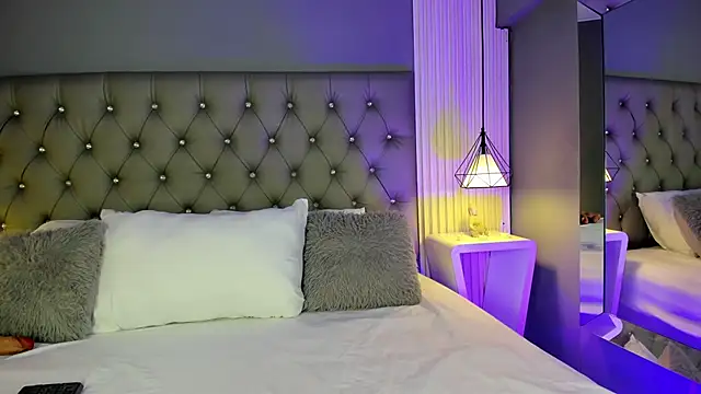 Snapshot of LunaBloomn chatting on 12/05/25, 04:47 LunaBloomn online show from 12/05/25, 04:47