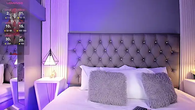 Snapshot of LunaBloomn chatting on 12/15/25, 05:06 LunaBloomn online show from 12/15/25, 05:06