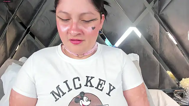 Snapshot of AlisonHalle chatting on 11/12/25, 05:57 AlisonHalle online show from 11/12/25, 05:57