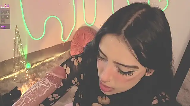 Snapshot of ashlynnlowe_ chatting on 12/19/25, 07:32 ashlynnlowe online show from 12/19/25, 07:32