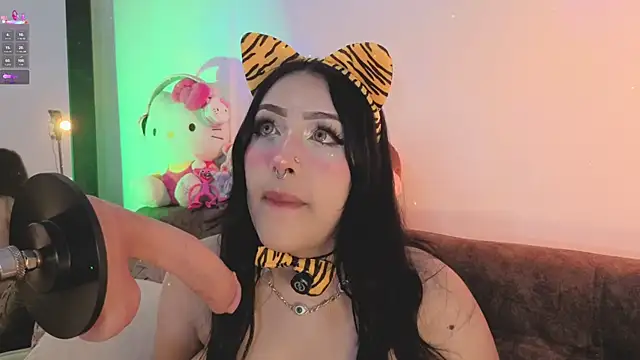 Snapshot of ashlynnlowe_ chatting on 03/10/26, 07:19 ashlynnlowe online show from 03/10/26, 07:19