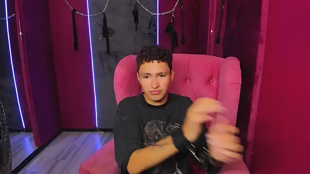 Snapshot of JonnyDarka chatting on 10/04/25, 10:46 JonnyDarka online show from 10/04/25, 10:46