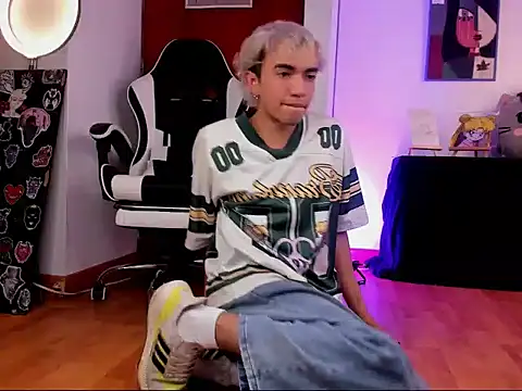 Snapshot of guynextdo0r chatting on 10/03/25, 05:48 guynextdo0r online show from 10/03/25, 05:48