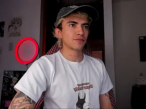 Snapshot of guynextdo0r chatting on 10/05/25, 07:01 guynextdo0r online show from 10/05/25, 07:01