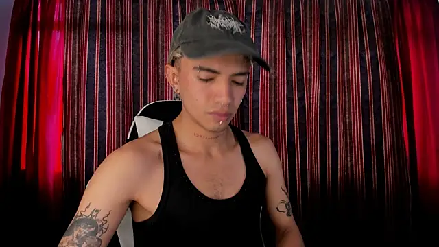 Snapshot of guynextdo0r chatting on 11/06/25, 08:10 guynextdo0r online show from 11/06/25, 08:10