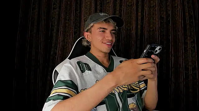 Snapshot of guynextdo0r chatting on 11/27/25, 11:29 guynextdo0r online show from 11/27/25, 11:29