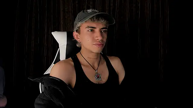 Snapshot of guynextdo0r chatting on 12/17/25, 11:00 guynextdo0r online show from 12/17/25, 11:00