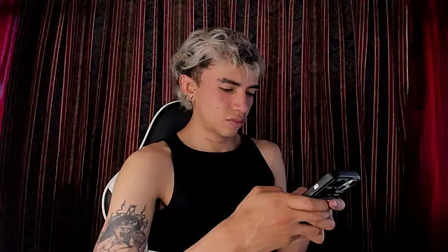 Snapshot of guynextdo0r chatting on 12/21/25, 06:26 guynextdo0r online show from 12/21/25, 06:26