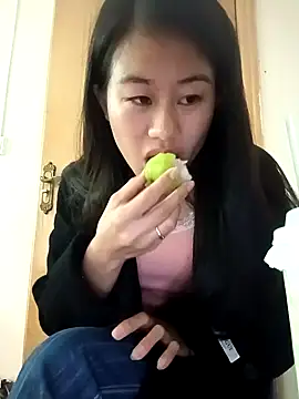 Snapshot of luy-xinh02 chatting on 11/01/25, 03:52 luy-xinh02 online show from 11/01/25, 03:52