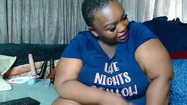 Snapshot of Bustyboobs02xx chatting on 12/23/25, 07:39 Bustyboobs02xx online show from 12/23/25, 07:39