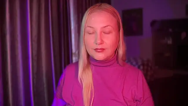 Snapshot of BikiHellena chatting on 12/19/25, 07:37 BikiHellena online show from 12/19/25, 07:37