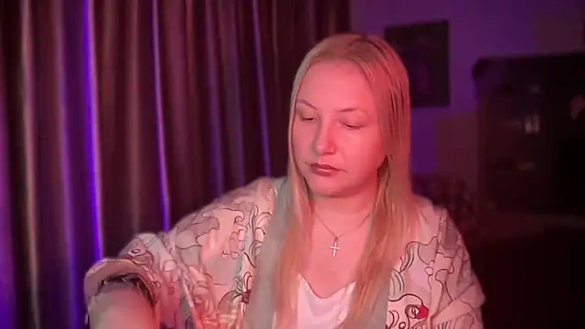 Snapshot of BikiHellena chatting on 12/21/25, 09:49 BikiHellena online show from 12/21/25, 09:49