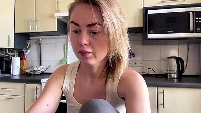Snapshot of MartaLuna_ chatting on 05/15/26, 07:48 MartaLuna online show from 05/15/26, 07:48
