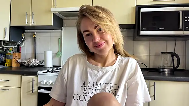 Snapshot of MartaLuna_ chatting on 05/16/26, 10:23 MartaLuna online show from 05/16/26, 10:23